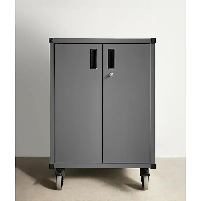 Elfa Garage+ by Elfa Unterschrank - L x B x H: 53,1 x 60,5 x 76,7 cm, Grau matt - Ein grauer, abschließbarer Rollschrank mit zwei Türen und Griffen für die Werkstatt oder Garage zur Aufbewahrung von Werkzeugen und Materialien.