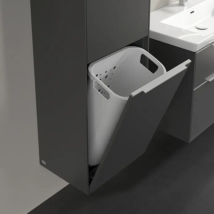 Villeroy & Boch Subway 3.0 Hochschrank - B x T x H: 40 x 36,2 x 171 cm, 1x Klappe mit Wäschekorb, 1x Tür, Graphite, Farbe Griff: Aluminium glänzend, DIN Anschlag: Links - Einbauschrank mit einer Wäschekorb. Der Wäschekorb ist hellgrau und hat Löcher für die Belüftung. Der Schrank ist dunkelgrau.
