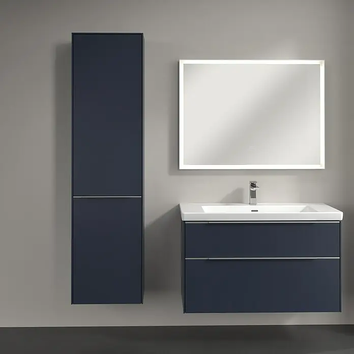 Villeroy & Boch Subway 3.0 Hochschrank - B x T x H: 40 x 36,2 x 171 cm, 1x Klappe mit Wäschekorb, 1x Tür, Marine Blue, Farbe Griff: Aluminium glänzend, DIN Anschlag: Links - Badezimmer-Set mit blauem Waschtischunterschrank, Spiegelschrank mit Beleuchtung und Hochschrank für ein modernes Badambiente.