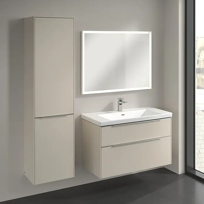 Villeroy & Boch Subway 3.0 Hochschrank - B x T x H: 40 x 36,2 x 171 cm, 1x Klappe mit Wäschekorb, 1x Tür, Cashmere Grey, Farbe Griff: Aluminium glänzend, DIN Anschlag: Links - Badezimmer-Ensemble mit einem Hängeschrank und einem Waschtisch mit LED-Spiegel, die ein modernes Ambiente schaffen.