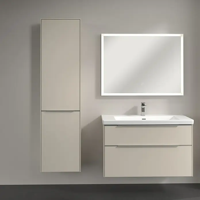 Villeroy & Boch Subway 3.0 Hochschrank - B x T x H: 40 x 36,2 x 171 cm, 1x Klappe mit Wäschekorb, 1x Tür, Cashmere Grey, Farbe Griff: Aluminium glänzend, DIN Anschlag: Links - Badezimmer-Set mit Hochschrank, Waschtischunterschrank und beleuchtetem Spiegel in Beige. Modernes Design für stilvolle Badezimmer.