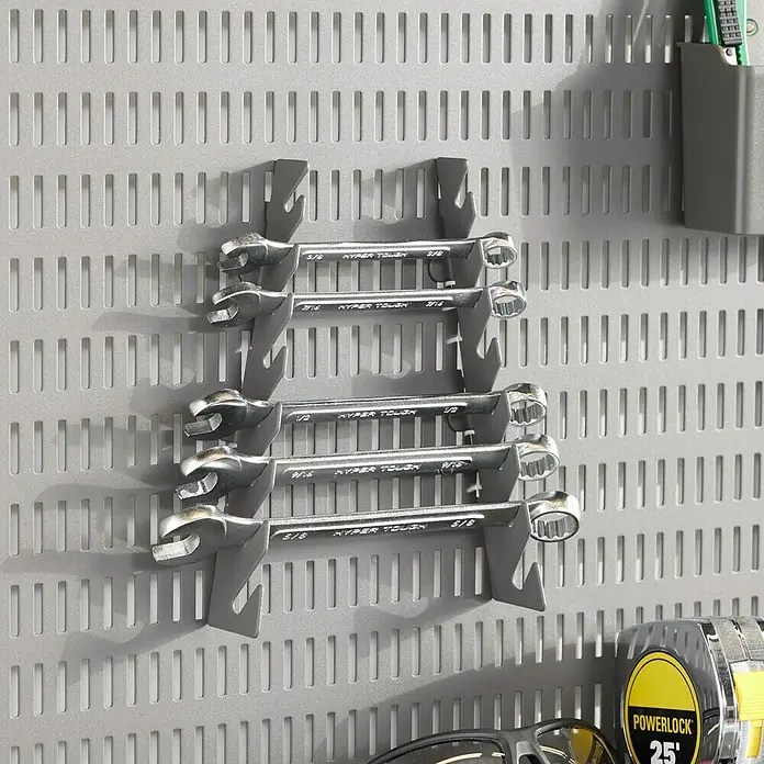 Elfa Garage+ by Elfa Wandhalter - L x B x H: 4,8 x 2,1 x 19 cm - Nahaufnahme von Schraubenschlüsseln auf einer Lochwandhalterung, die eine organisierte Werkzeugaufbewahrung zeigt.