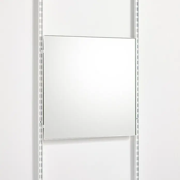 Elfa Décor+ by Elfa Spiegel - B x H: 60 x 60 cm, Matt weiß - Das Bild zeigt einen quadratischen Spiegel mit silbernem Rahmen, der an einem weißen Regalsystem an einer weißen Wand befestigt ist.