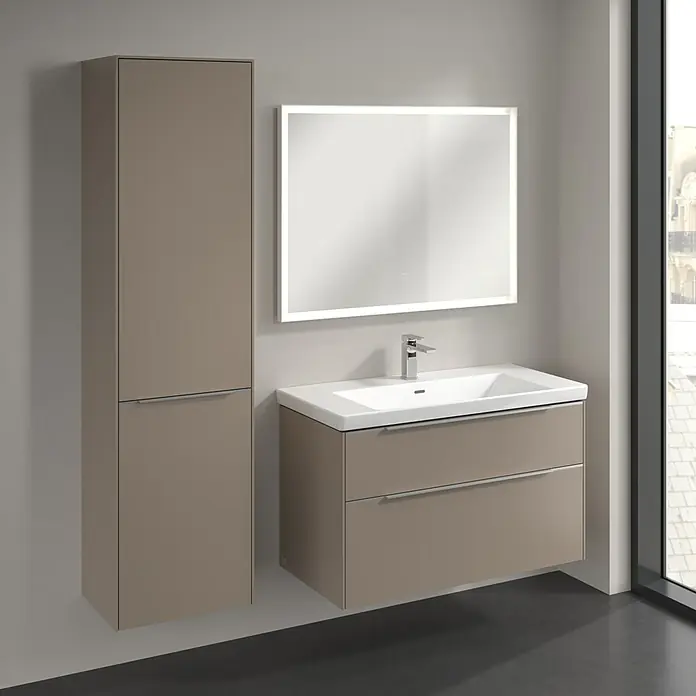 Villeroy & Boch Subway 3.0 Hochschrank - B x T x H: 40 x 36,2 x 171 cm, 1x Klappe mit Wäschekorb, 1x Tür, Taupe, Farbe Griff: Aluminium glänzend, DIN Anschlag: Links - Ein modernes Badezimmer-Ensemble mit Waschtischunterschrank in Taupe, einem Spiegelschrank und einem Hochschrank in passender Farbe.