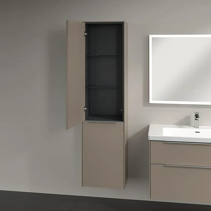 Villeroy & Boch Subway 3.0 Hochschrank - B x T x H: 40 x 36,2 x 171 cm, 1x Klappe mit Wäschekorb, 1x Tür, Taupe, Farbe Griff: Aluminium glänzend, DIN Anschlag: Links - Badezimmer-Szene mit einem hohen, offenen Badezimmerschrank mit Regalen, der neben einem Waschtisch mit Spiegel an der Wand hängt.