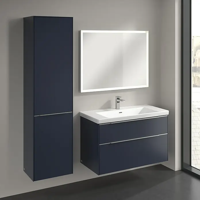Villeroy & Boch Subway 3.0 Hochschrank - B x T x H: 40 x 36,2 x 171 cm, 1x Klappe mit Wäschekorb, 1x Tür, Marine Blue, Farbe Griff: Aluminium glänzend, DIN Anschlag: Links - Modernes Badezimmerensemble mit blauem Waschbeckenunterschrank, Spiegelschrank und Hochschrank für ein stilvolles Ambiente.