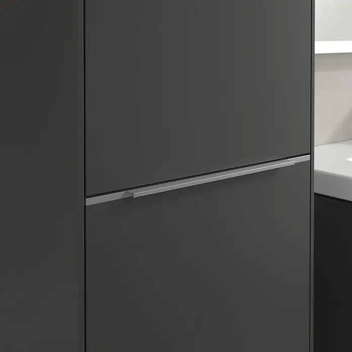 Villeroy & Boch Subway 3.0 Hochschrank - B x T x H: 40 x 36,2 x 171 cm, 1x Klappe mit Wäschekorb, 1x Tür, Graphite, Farbe Griff: Aluminium glänzend, DIN Anschlag: Links - Nahaufnahme eines modernen, anthrazitfarbenen Badezimmerschranks mit einem schlanken, silbernen Griff.