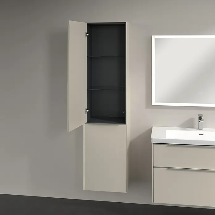 Villeroy & Boch Subway 3.0 Hochschrank - B x T x H: 40 x 36,2 x 171 cm, 1x Klappe mit Wäschekorb, 1x Tür, Cashmere Grey, Farbe Griff: Aluminium glänzend, DIN Anschlag: Links - Badezimmeransicht mit einem offenen, hochwandigen Badschrank mit grauer Innenausstattung und Glasböden neben einem Waschbecken.
