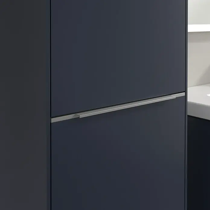 Villeroy & Boch Subway 3.0 Hochschrank - B x T x H: 40 x 36,2 x 171 cm, 1x Klappe mit Wäschekorb, 1x Tür, Marine Blue, Farbe Griff: Aluminium glänzend, DIN Anschlag: Links - Dunkelblaue Badezimmerschränke mit horizontalen Griffen. Das moderne Design ergänzt das Badezimmer perfekt.