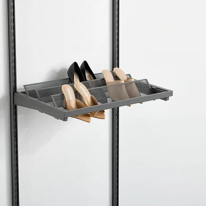 Elfa Décor+ by Elfa Schuhauszug - L x B x H: 40 x 60 x 7,5 cm, Matt grau, Passend für: Regalsystem Décor by Elfa, 3 Stk. - Ein Schuhregal aus Metall mit verschiedenen Schuhen, darunter High Heels und Pumps, befestigt an einem Wandsystem.