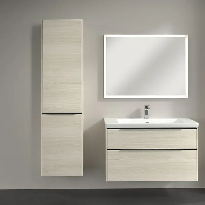 Villeroy & Boch Subway 3.0 Hochschrank - B x T x H: 40 x 36,2 x 171 cm, 1x Klappe mit Wäschekorb, 1x Tür, White Oak, Farbe Griff: Volcano black, DIN Anschlag: Links - Badezimmer-Ensemble mit Waschtischunterschrank, Spiegelschrank mit LED-Beleuchtung und Hochschrank in heller Holzoptik für ein modernes Ambiente.