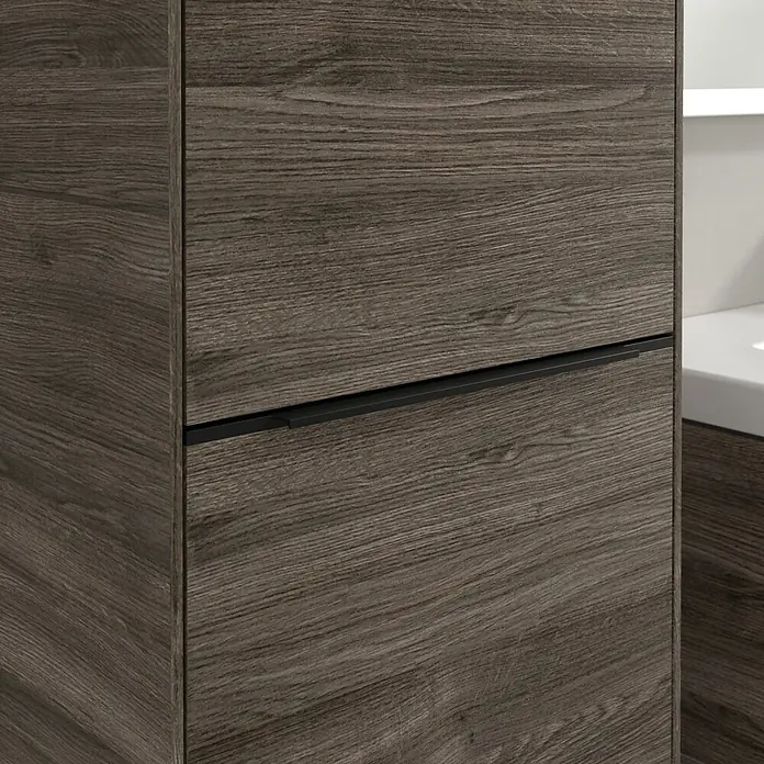 Villeroy & Boch Subway 3.0 Hochschrank - B x T x H: 40 x 36,2 x 171 cm, 1x Klappe mit Wäschekorb, 1x Tür, Stone Oak, Farbe Griff: Volcano black, DIN Anschlag: Links - Nahaufnahme eines modernen Badezimmerschranks mit dunkler Holzstruktur und einem schlanken, schwarzen Griff.