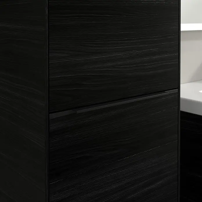 Villeroy & Boch Subway 3.0 Hochschrank - B x T x H: 40 x 36,2 x 171 cm, 1x Klappe mit Wäschekorb, 1x Tür, Black Oak, Farbe Griff: Volcano black, DIN Anschlag: Links - Detailaufnahme eines modernen Badezimmerschranks mit dunkler Holzstruktur und minimalistischem Design. Elegantes Stauraummöbel.