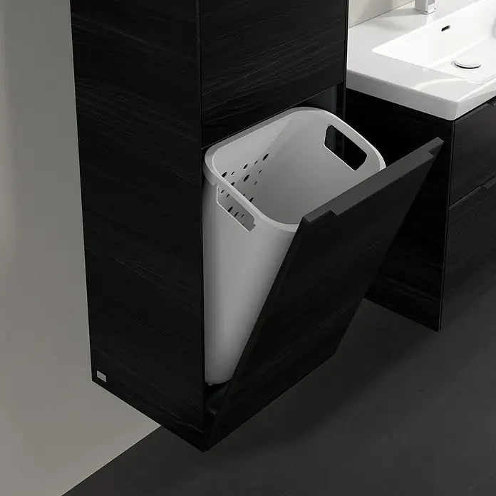 Villeroy & Boch Subway 3.0 Hochschrank - B x T x H: 40 x 36,2 x 171 cm, 1x Klappe mit Wäschekorb, 1x Tür, Black Oak, Farbe Griff: Volcano black, DIN Anschlag: Links - Badezimmermöbel mit integriertem Wäschesammler. Das dunkle Holzdesign bietet eine elegante Lösung zur Aufbewahrung schmutziger Wäsche.