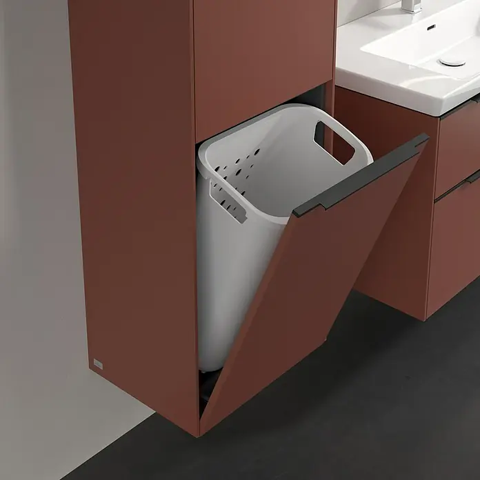 Villeroy & Boch Subway 3.0 Hochschrank - B x T x H: 40 x 36,2 x 171 cm, 1x Klappe mit Wäschekorb, 1x Tür, Wine Red, Farbe Griff: Volcano black, DIN Anschlag: Links - Badezimmer-Waschtischunterschrank in Kastanienbraun mit integriertem, herausziehbarem Wäschekorb für mehr Ordnung.