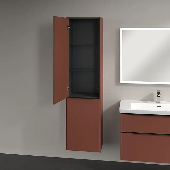 Villeroy & Boch Subway 3.0 Hochschrank - B x T x H: 40 x 36,2 x 171 cm, 1x Klappe mit Wäschekorb, 1x Tür, Wine Red, Farbe Griff: Volcano black, DIN Anschlag: Links - Brauner Badezimmerschrank mit geöffneter Tür, der drei Glasböden offenbart, neben einem Waschtisch mit Schubladen und Spiegel.