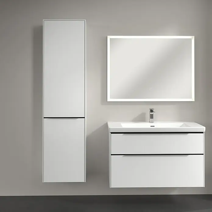 Villeroy & Boch Subway 3.0 Hochschrank - B x T x H: 40 x 36,2 x 171 cm, 1x Klappe mit Wäschekorb, 1x Tür, Brilliant White, Farbe Griff: Volcano black, DIN Anschlag: Links - Modernes Badezimmer-Set mit weißem Waschtischunterschrank, Spiegelschrank mit Beleuchtung und einem passenden Hochschrank für stilvolle Badezimmergestaltung.