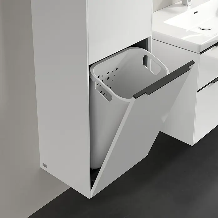 Villeroy & Boch Subway 3.0 Hochschrank - B x T x H: 40 x 36,2 x 171 cm, 1x Klappe mit Wäschekorb, 1x Tür, Brilliant White, Farbe Griff: Volcano black, DIN Anschlag: Links - Modernes Badezimmer-Waschbeckenmöbel mit integriertem Wäschekorb. Das Design ist schlicht und elegant in Weiß gehalten.