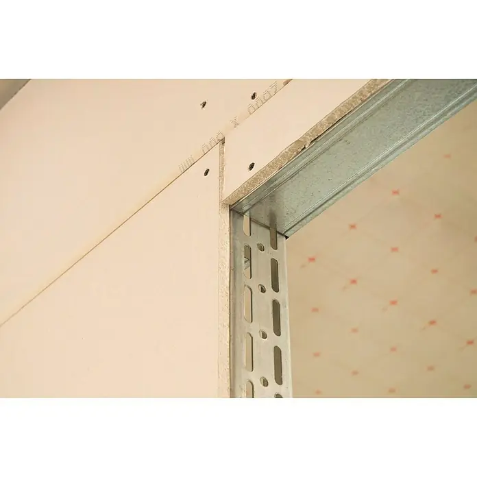 Knauf UA-Aussteifungsprofil - 2.600 x 50 x 40 mm - Nahaufnahme einer Trockenbauwand mit Metallrahmen. Die Installation zeigt die Materialien und Bauweise für Innenräume.