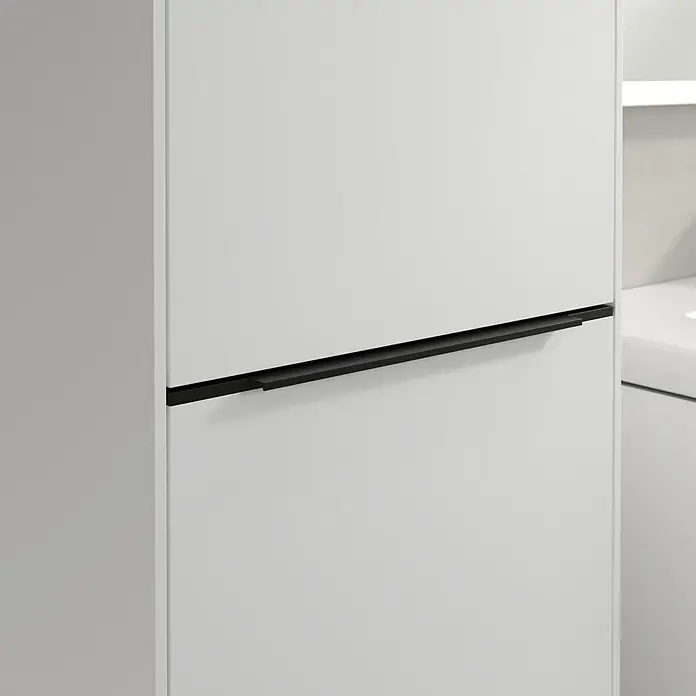 Villeroy & Boch Subway 3.0 Hochschrank - B x T x H: 40 x 36,2 x 171 cm, 1x Klappe mit Wäschekorb, 1x Tür, Pure White, Farbe Griff: Volcano black, DIN Anschlag: Links - Nahaufnahme eines weißen Schranks mit einem langen, schwarzen Griff. Das minimalistische Design des Griffs betont die klaren Linien.