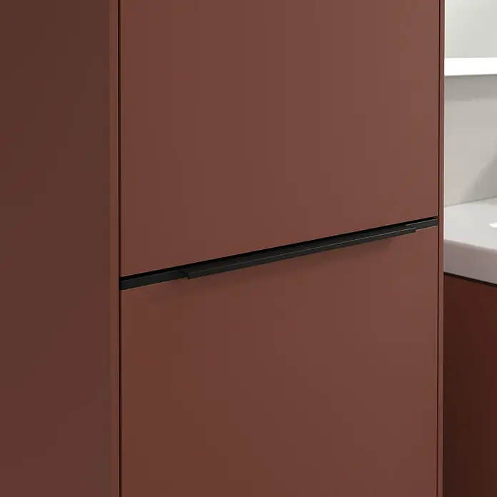 Villeroy & Boch Subway 3.0 Hochschrank - B x T x H: 40 x 36,2 x 171 cm, 1x Klappe mit Wäschekorb, 1x Tür, Wine Red, Farbe Griff: Volcano black, DIN Anschlag: Links - Nahaufnahme von modernen, terrakottafarbenen Küchenschränken mit stilvollen, schwarzen Griffen und einem minimalistischen Design.