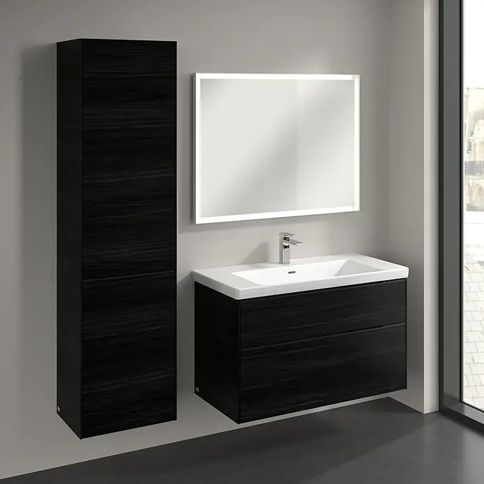Villeroy & Boch Subway 3.0 Hochschrank - B x T x H: 40 x 36,2 x 171 cm, 1x Klappe mit Wäschekorb, 1x Tür, Black Oak, Farbe Griff: Volcano black, DIN Anschlag: Links - Elegantes Badezimmer-Set mit einem hochschrank und einem Waschtischunterschrank mit weißem Waschbecken und beleuchtetem Spiegel für ein modernes Ambiente.