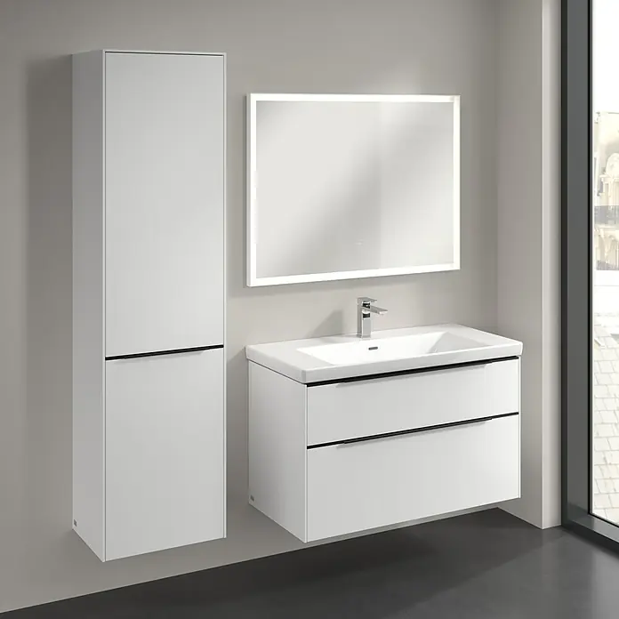 Villeroy & Boch Subway 3.0 Hochschrank - B x T x H: 40 x 36,2 x 171 cm, 1x Klappe mit Wäschekorb, 1x Tür, Pure White, Farbe Griff: Volcano black, DIN Anschlag: Links - Badezimmer-Set mit einem Waschbeckenunterschrank mit zwei Schubladen, einem Spiegelschrank und einem Hochschrank in Weiß.