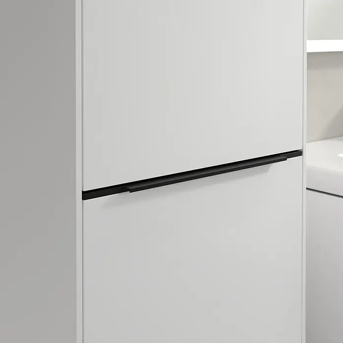 Villeroy & Boch Subway 3.0 Hochschrank - B x T x H: 40 x 36,2 x 171 cm, 1x Klappe mit Wäschekorb, 1x Tür, Brilliant White, Farbe Griff: Volcano black, DIN Anschlag: Links - Detailaufnahme eines weißen Schranks mit einem eleganten, schwarzen Griff, der das minimalistische Design hervorhebt.