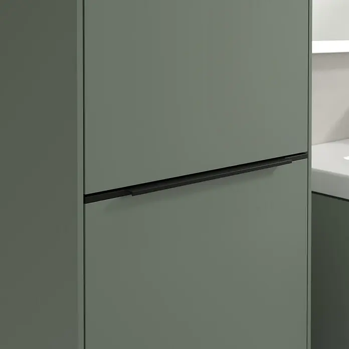 Villeroy & Boch Subway 3.0 Hochschrank - B x T x H: 40 x 36,2 x 171 cm, 1x Klappe mit Wäschekorb, 1x Tür, Soft Green, Farbe Griff: Volcano black, DIN Anschlag: Links - Nahaufnahme eines modernen, matten, olivgrünen Küchenschranks mit einem schlanken, schwarzen Griff. Elegantes Küchendesign im Detail.