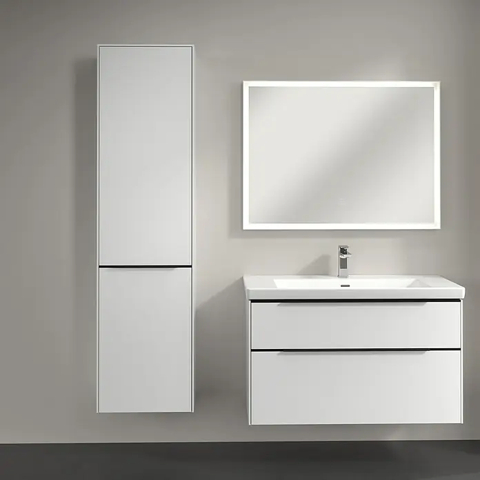 Villeroy & Boch Subway 3.0 Hochschrank - B x T x H: 40 x 36,2 x 171 cm, 1x Klappe mit Wäschekorb, 1x Tür, Pure White, Farbe Griff: Volcano black, DIN Anschlag: Links - Elegantes Badezimmer-Set mit weißem Waschtischunterschrank, Spiegelschrank mit Beleuchtung und passendem Hochschrank für ein modernes Ambiente.