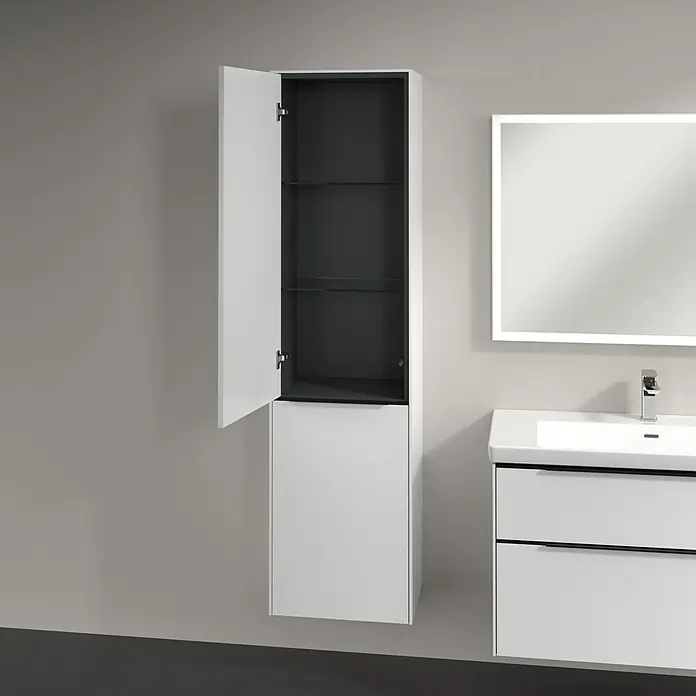Villeroy & Boch Subway 3.0 Hochschrank - B x T x H: 40 x 36,2 x 171 cm, 1x Klappe mit Wäschekorb, 1x Tür, Pure White, Farbe Griff: Volcano black, DIN Anschlag: Links - Ein moderner weißer Badezimmerschrank mit offener Tür, der sein graues Innenleben und Regale zeigt. Stilvolles Design für Ihr Badezimmer.