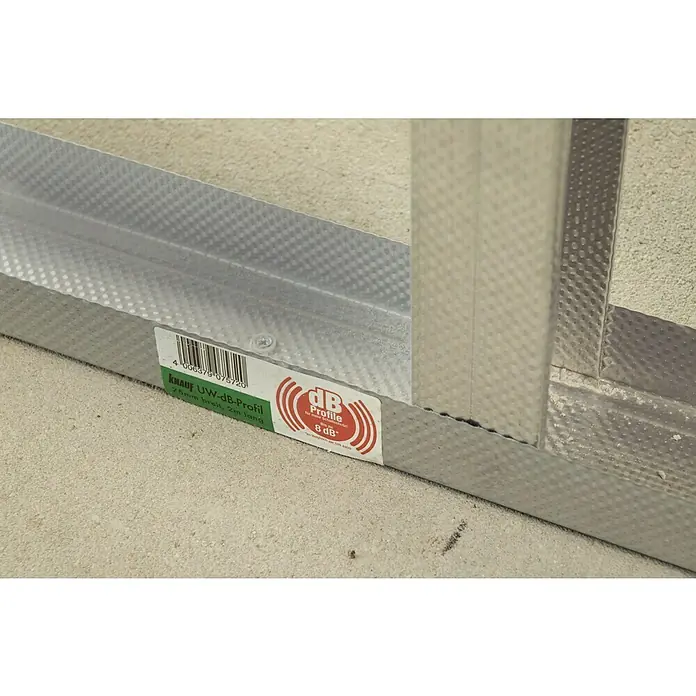 Knauf CW-Standprofil - 2.600 x 50 x 50 mm, Stahl - Nahaufnahme eines Knauf UW-dB-Profils, 75mm breit, 2m lang, zur Schallreduzierung.