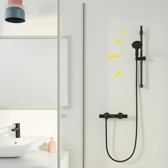 Grohe VitalioFlex Trend Brauseschlauch Vitalio Flex Trend - Länge: 175 cm, Anschlüsse: ½″, Kunststoff, Schwarz - Schwarze Duschgarnitur mit Handbrause und Thermostatbatterie an einer weißen Wand. Das Design ist modern und minimalistisch.