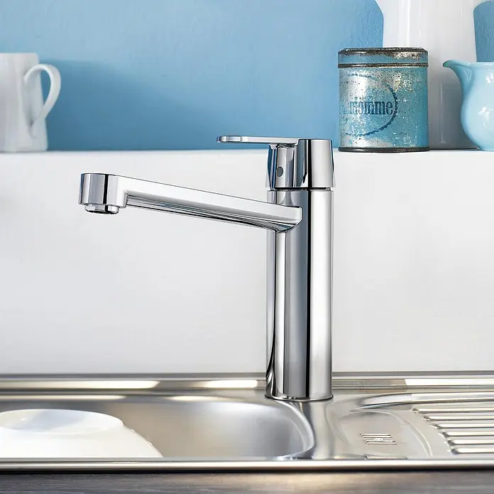 Grohe QuickFix Spültischarmatur Get - Chrom, Glänzend - Nahaufnahme einer glänzenden Küchenarmatur aus Chrom vor einem sauberen, modernen Hintergrund.