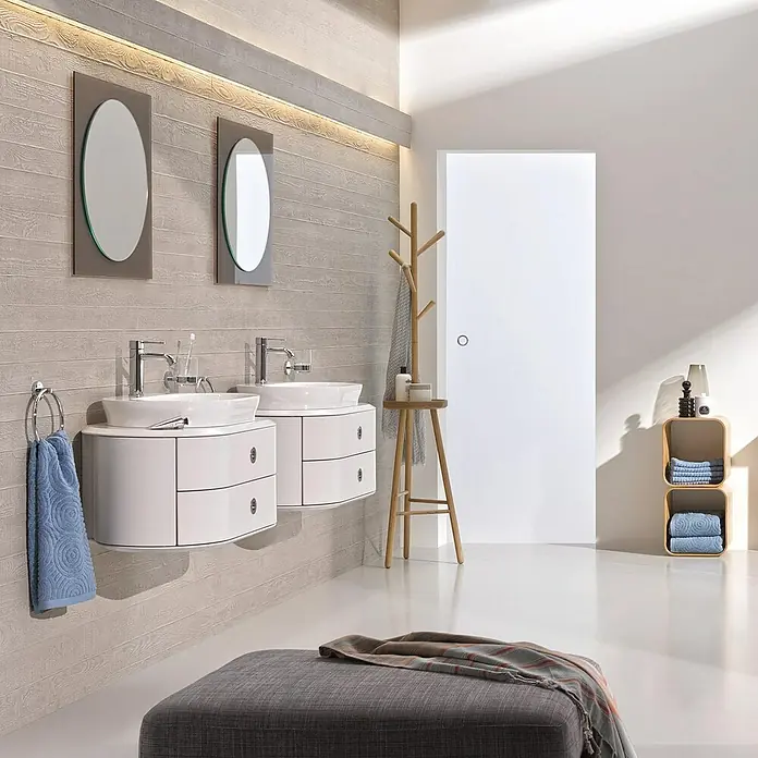 Grohe Essence New Waschtischarmatur S-Size - Mit Zugstange, Chrom, Glänzend - Ein modernes Badezimmer mit zwei weißen Waschtischen, ovalen Spiegeln und einem hölzernen Kleiderständer. Die Ablage mit Handtüchern ergänzt das Design.