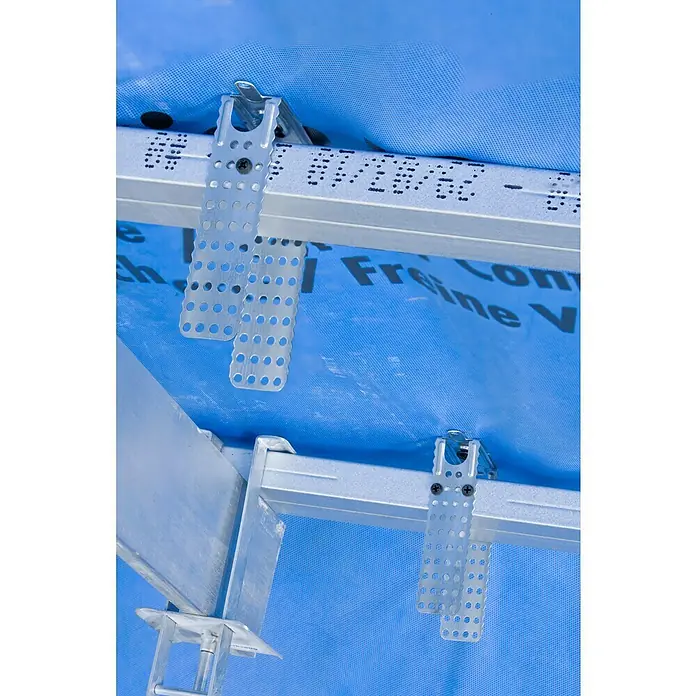 Knauf Blechschraube - Durchmesser Kopf: 3,5 mm, Länge: 9 mm, 100 Stk. - Detailaufnahme einer Dachkonstruktion mit Aluminiumprofilen und Befestigungselementen, die eine blaue Membran halten.