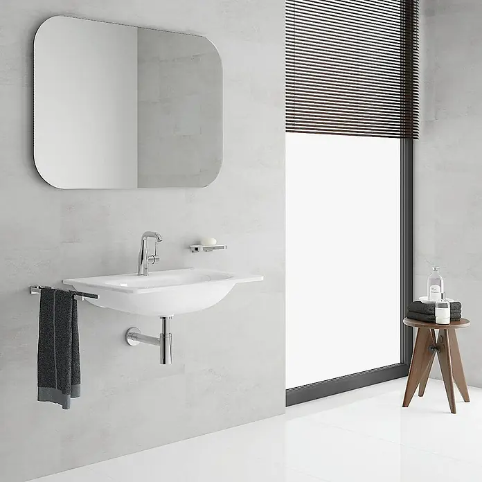 Grohe Essence Grifo de lavabo M-Size - Cromo, Resplandeciente - Moderno lavabo de baño con un espejo elegante y un práctico toallero, complementado con un taburete con artículos esenciales para el baño.