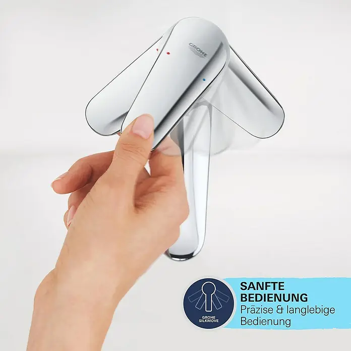 Grohe Start Badewannenarmatur - Ausladung Armatur: 18,8 cm, Schwarz, Matt - Nahaufnahme einer Hand, die einen Grohe-Wasserhahn bedient, hervorgehoben durch das Grohe SilkMove-System für sanfte Handhabung.