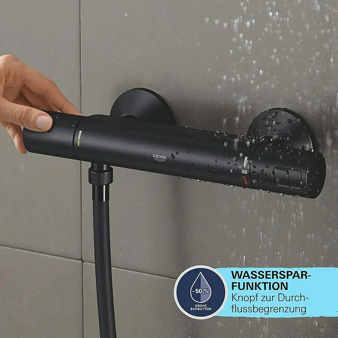 Grohe Start Brausethermostat Precision - Matt, Schwarz - Schwarze Grohe Duscharmatur mit Wassersparfunktion in Aktion. Knopf zur Durchflussbegrenzung.