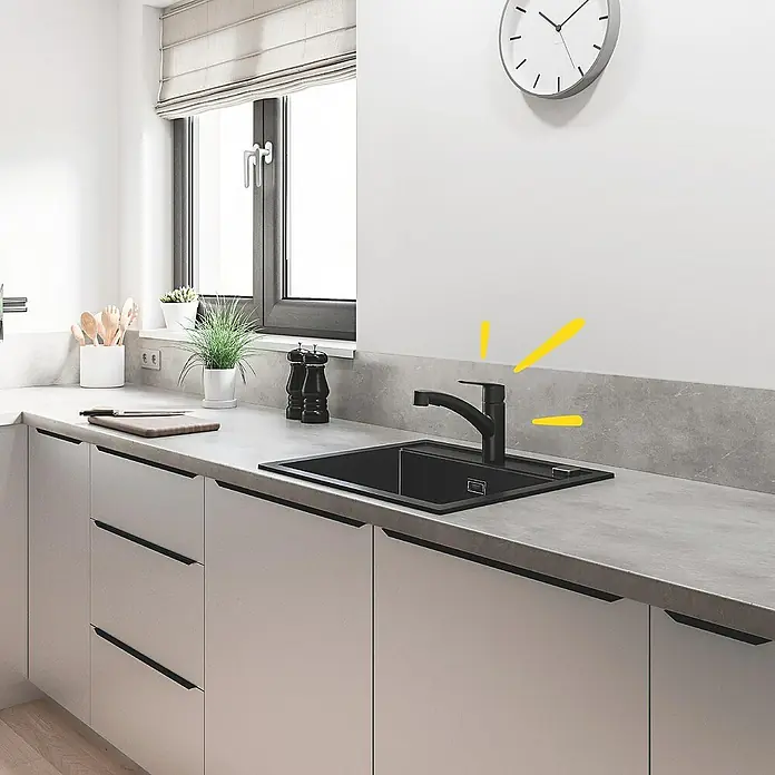 Grohe QuickFix Start Spültischarmatur - Schwarz, Schwenkbar, Matt - Eine moderne Küche mit einer eleganten schwarzen Spüle und Armatur. Die Armatur sticht hervor und verleiht der Küche einen Hauch von Eleganz.