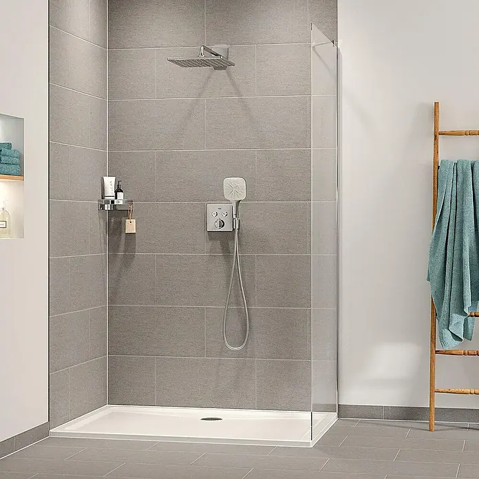 Grohe Handbrause Vitalio SmartActive 130 Cube - Anzahl Funktionen: 3 Stk., Chrom, Quadratisch - Modernes Duschbad mit grauen Fliesen, Regendusche und Handbrause. Die Duschwanne ist weiß und der Raum wirkt hell und einladend.