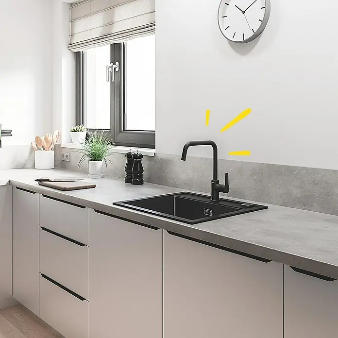 Grohe Start Spültischarmatur - Ausladung Armatur: 228 mm, Schwarz, Matt - Schwarze Küchenspüle und Armatur auf einer grauen Arbeitsplatte, die modernes Design und Funktionalität vereint.