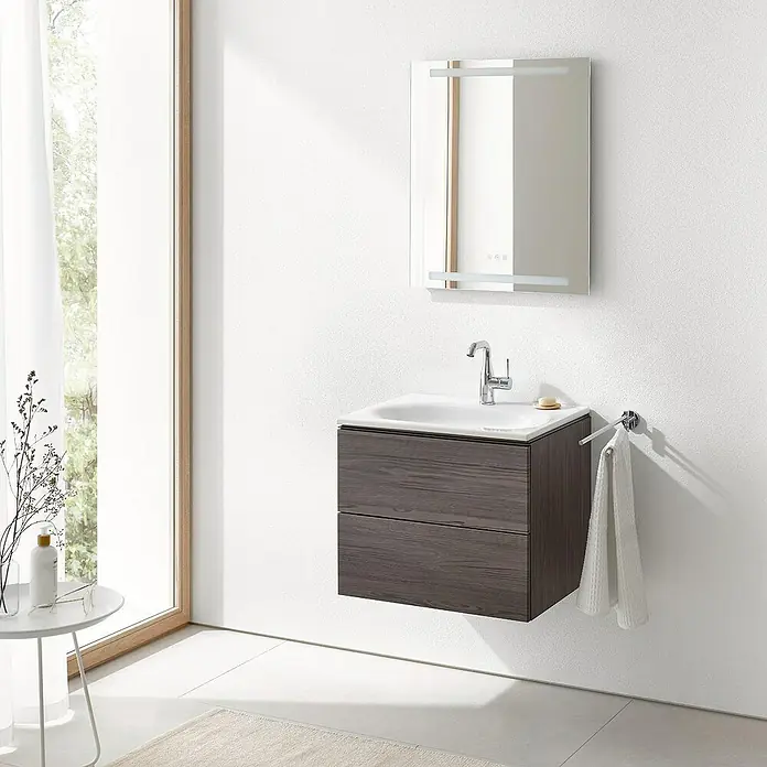 Grohe Essence New Waschtischarmatur M-Size - Chrom, Glänzend - Elegantes Badezimmer mit einem grauen Waschtischunterschrank, einem modernen Spiegel und einem Handtuchhalter für ein stilvolles Ambiente.