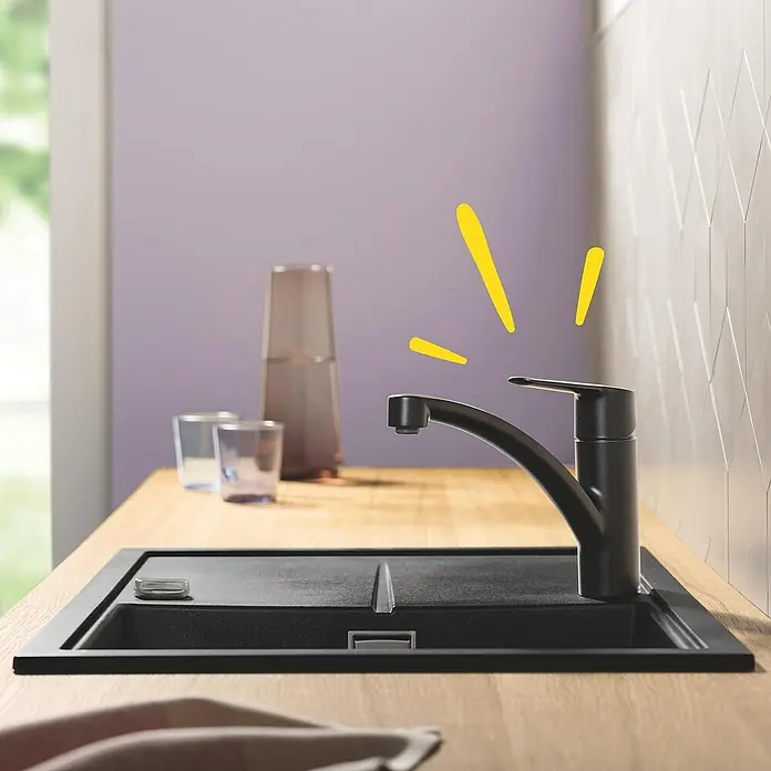 Grohe QuickFix Start Spültischarmatur - Ausladung Armatur: 227 mm, Schwarz, Schwenkbereich: 140 ° - Moderne schwarze Küchenarmatur auf einer Holz Arbeitsplatte mit Spüle. Stilvolles Design für jede Küche.