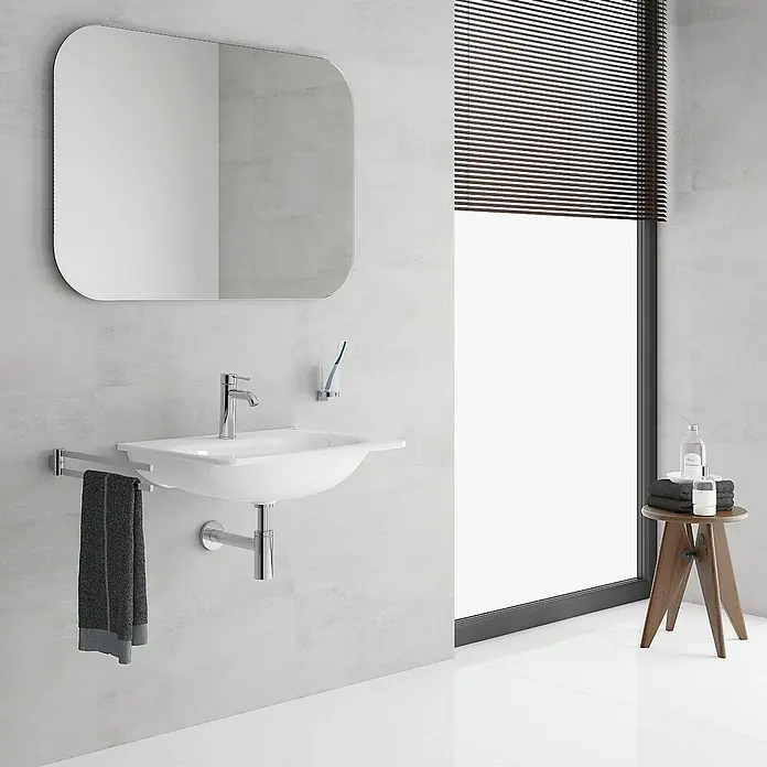 Grohe Essence Waschtischarmatur S-Size - Chrom, Glänzend - Modernes Badezimmer-Interieur mit einem stilvollen Waschtisch, Spiegel und Holzhocker, das ein elegantes und funktionales Design zeigt.