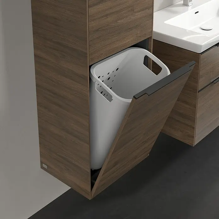 Villeroy & Boch Subway 3.0 Hochschrank - B x T x H: 40 x 36,2 x 171 cm, 1x Klappe mit Wäschekorb, 1x Tür, Arizona Oak, Farbe Griff: Volcano black, DIN Anschlag: Links - Schrank mit integriertem Wäschekorb. Praktische Badmöbel mit Holzstruktur und modernem Design für ein stilvolles Badezimmer.