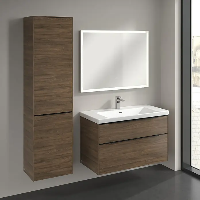 Villeroy & Boch Subway 3.0 Hochschrank - B x T x H: 40 x 36,2 x 171 cm, 1x Klappe mit Wäschekorb, 1x Tür, Arizona Oak, Farbe Griff: Volcano black, DIN Anschlag: Links - Badezimmer mit Holzschrank, Waschbeckenunterschrank mit zwei Schubladen und einem beleuchteten Spiegel für ein elegantes Ambiente.