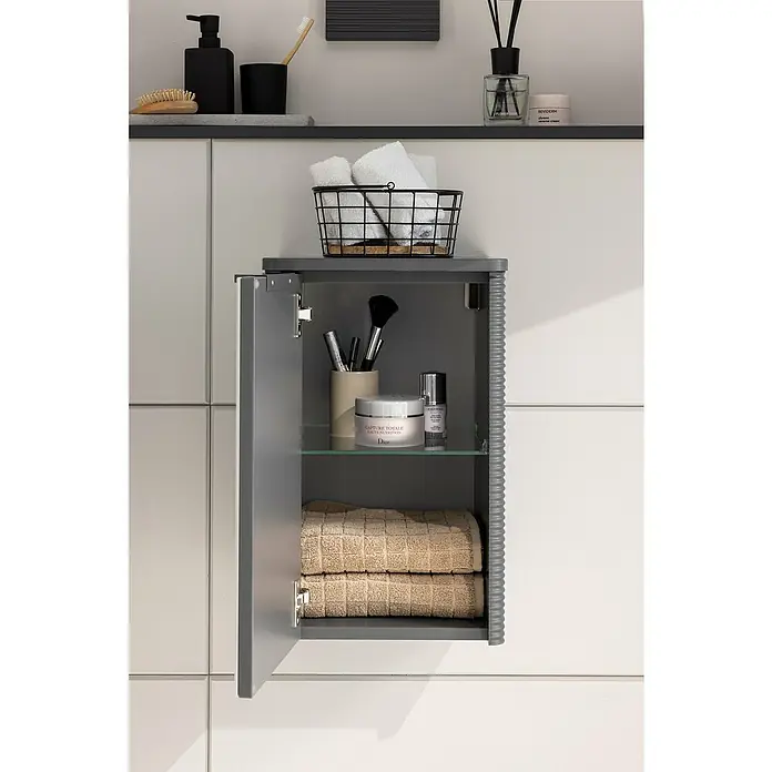 Camargue Marea Unterschrank - 31,6 x 34,5 x 49,4 cm, DIN Anschlag: Links, Anthrazit/Weiß - Badezimmerschrank mit Pflegeprodukten, Handtüchern und Kosmetikartikeln. Die Tür ist geöffnet, um den Inhalt zu zeigen. Das Regal bietet praktischen Stauraum.