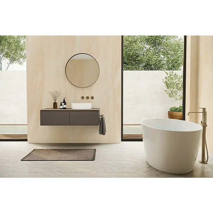 SanDesign Alu-Verbundplatte - 100 x 250 cm, Sandstone - Modernes Badezimmer mit freistehender Badewanne, Waschtisch und rundem Spiegel. Das helle Design strahlt Ruhe aus.