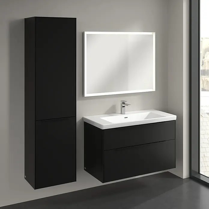Villeroy & Boch Subway 3.0 Hochschrank - B x T x H: 40 x 36,2 x 171 cm, 1x Klappe mit Wäschekorb, 1x Tür, Volcano Black, Farbe Griff: Volcano black, DIN Anschlag: Links - Badezimmer-Set mit schwarzem Waschtischunterschrank mit zwei Schubladen, Spiegelschrank mit Beleuchtung und Hochschrank.
